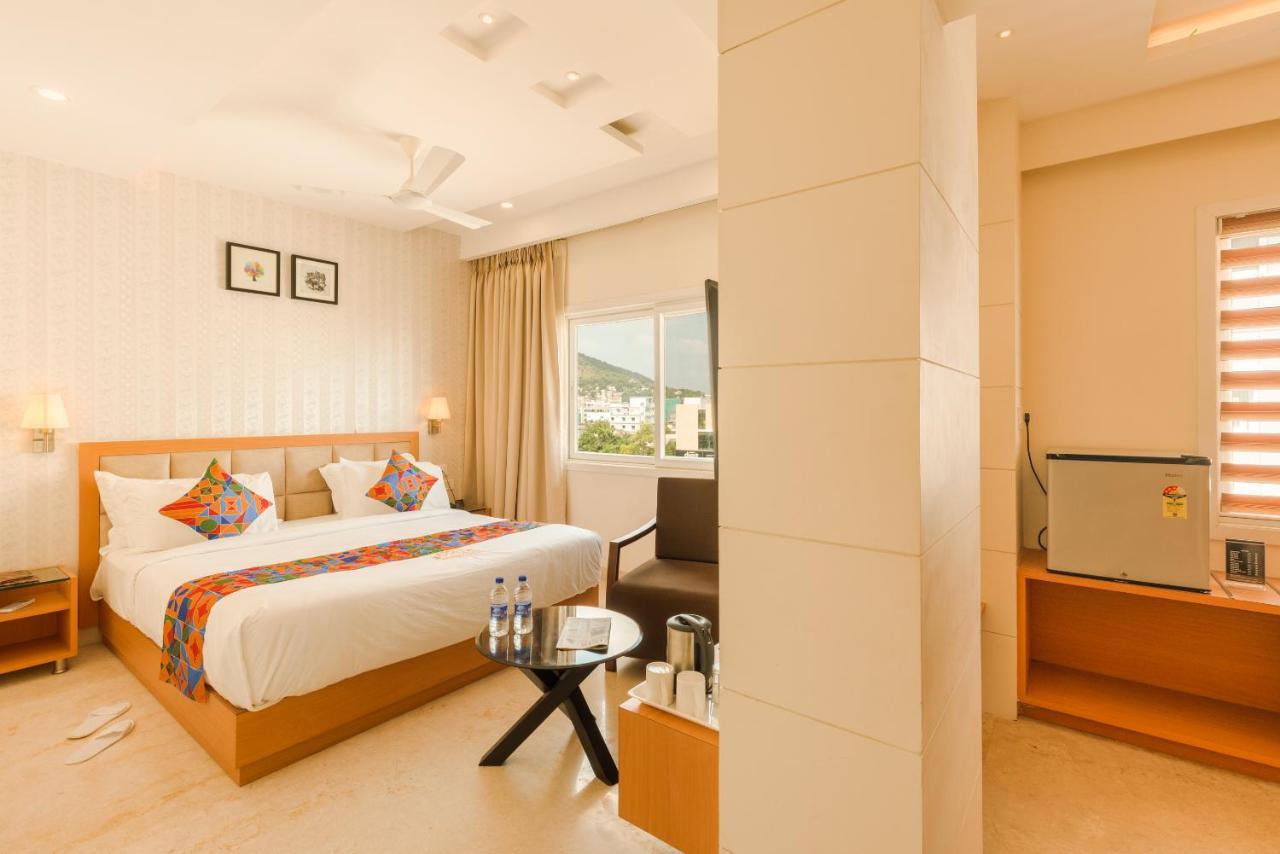 Kvr Capitol Suites Виджаявада Экстерьер фото